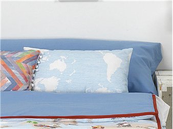 cojin mondo mapa rectangular combinado con ropa de cama azul canete